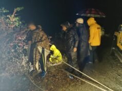 मसूरी हादसा: हाथीपांव के पास कार खाई में गिरी, दो सुरक्षित, तीसरा युवक फंसा