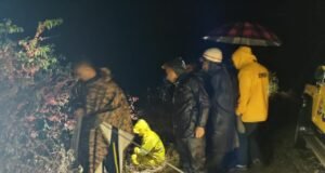 मसूरी हादसा: हाथीपांव के पास कार खाई में गिरी, दो सुरक्षित, तीसरा युवक फंसा