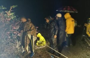 मसूरी हादसा: हाथीपांव के पास कार खाई में गिरी, दो सुरक्षित, तीसरा युवक फंसा