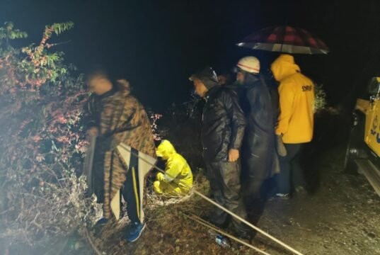 मसूरी हादसा: हाथीपांव के पास कार खाई में गिरी, दो सुरक्षित, तीसरा युवक फंसा