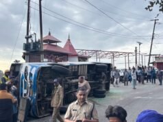 भवाली रोड पर बड़ा हादसा: यात्रियों से भरी बस पलटी, 1 की मौत, कई घायल