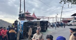 भवाली रोड पर बड़ा हादसा: यात्रियों से भरी बस पलटी, 1 की मौत, कई घायल