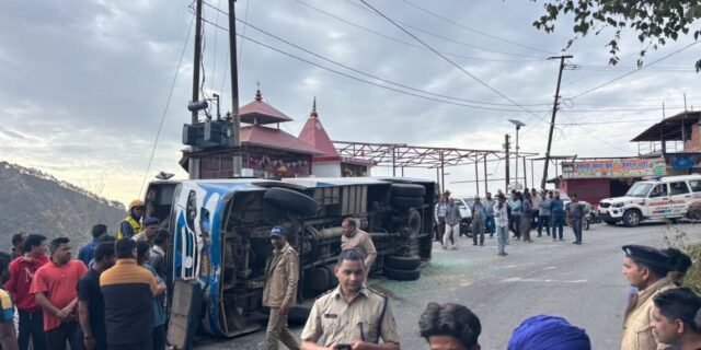 भवाली रोड पर बड़ा हादसा: यात्रियों से भरी बस पलटी, 1 की मौत, कई घायल