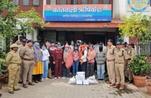 ऋषिकेश में होटल पर रेड: 40 जुआरी गिरफ्तार, लाखों की बरामदगी