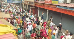 देहरादून में झंडेजी मेले की नगर परिक्रमा, संगत पर हुई फूलों की बारिश