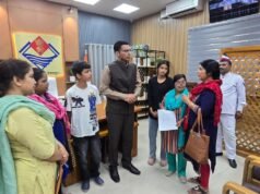 08 साल से लापता पति, 5 बच्चों का बोझ: मीना ठाकुर को जिला प्रशासन से 1 लाख की मदद