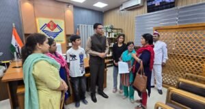 08 साल से लापता पति, 5 बच्चों का बोझ: मीना ठाकुर को जिला प्रशासन से 1 लाख की मदद