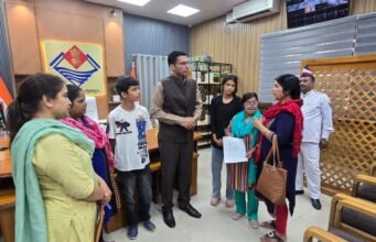 08 साल से लापता पति, 5 बच्चों का बोझ: मीना ठाकुर को जिला प्रशासन से 1 लाख की मदद