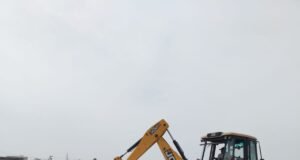 गणेशपुर में 30 बीघा की अवैध प्लॉटिंग पर चला एमडीडीए का बुलडोजर, जेसीबी से ध्वस्तीकरण की कार्रवाई