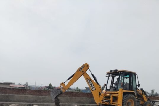 गणेशपुर में 30 बीघा की अवैध प्लॉटिंग पर चला एमडीडीए का बुलडोजर, जेसीबी से ध्वस्तीकरण की कार्रवाई