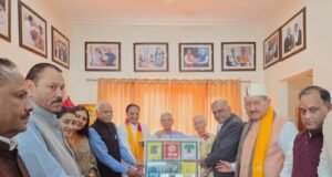 अचानक भारत के पहले लेखक गाँव पहुँचीं उत्तर प्रदेश की राज्यपाल आनंदीबेन पटेल, सृजन की इस अद्भुत परिकल्पना की की सराहना