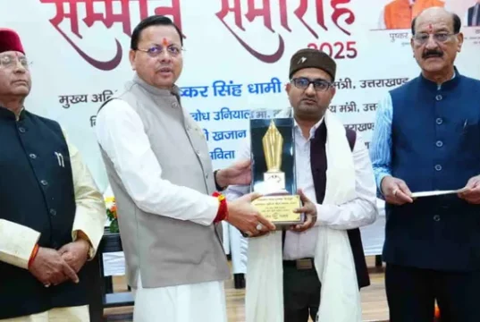 देहरादून: सीएम धामी ने डॉ. जितेन ठाकुर को दिया ‘साहित्य भूषण’ सम्मान