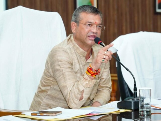 देहरादून महापौर सख्त: पार्षदों की समस्याएं तुरंत हल करें, लापरवाही पर कार्रवाई चेतावनी