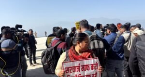 गैरसैंण बजट सत्र शुरू होते ही हंगामा, कांग्रेस विधायकों का विधानसभा के बाहर प्रदर्शन