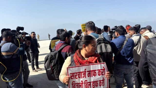 गैरसैंण बजट सत्र शुरू होते ही हंगामा, कांग्रेस विधायकों का विधानसभा के बाहर प्रदर्शन