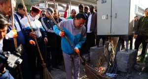 CM धामी ने स्वच्छता अभियान में लिया हिस्सा, दिया जागरूकता संदेश