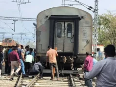 लालकुआं रेलवे स्टेशन पर बड़ा हादसा टला: बिना इंजन 150 मीटर दौड़ा गार्ड कोच, पटरी से उतरा