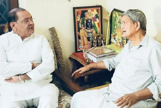 देहरादून में सियासी हलचल: हरीश रावत के अवकाश के बीच यशपाल आर्य की मुलाकात से बढ़ीं अटकलें