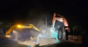 उधम सिंह नगर: रेलवे भूमि से अवैध मजार हटाई गई, प्रशासन की कार्रवाई