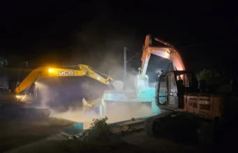 उधम सिंह नगर: रेलवे भूमि से अवैध मजार हटाई गई, प्रशासन की कार्रवाई