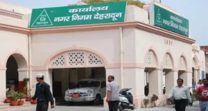 देहरादून में हंगामा: युवक महापौर की कुर्सी पर बैठा, सुरक्षाकर्मियों से मारपीट के बाद गिरफ्तार