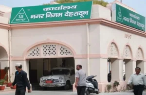 देहरादून में हंगामा: युवक महापौर की कुर्सी पर बैठा, सुरक्षाकर्मियों से मारपीट के बाद गिरफ्तार