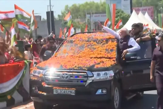 दिल्ली देहरादून एक्सप्रेस वे… भव्य रोड शो के साथ लोकार्पण स्थल की ओर बढ़ रहे प्रधानमंत्री मोदी