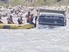 खनन के दौरान खतरा: अचानक बढ़ा जलस्तर, अलकनंदा में फंसा डंपर, SDRF ने किया रेस्क्यू