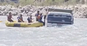 खनन के दौरान खतरा: अचानक बढ़ा जलस्तर, अलकनंदा में फंसा डंपर, SDRF ने किया रेस्क्यू