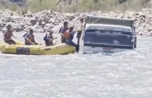 खनन के दौरान खतरा: अचानक बढ़ा जलस्तर, अलकनंदा में फंसा डंपर, SDRF ने किया रेस्क्यू