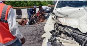 कौडियाला में दर्दनाक हादसा: ट्रक से भिड़ी कार, महिला की मौत, 7 घायल