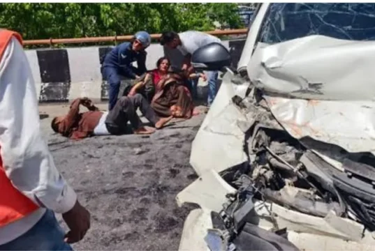 कौडियाला में दर्दनाक हादसा: ट्रक से भिड़ी कार, महिला की मौत, 7 घायल