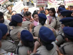 देहरादून में निजी स्कूल फीस पर बवाल: महिला कांग्रेस ने शिक्षा मंत्री आवास घेरा, पुलिस से झड़प