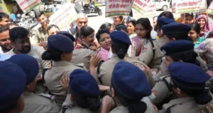 देहरादून में निजी स्कूल फीस पर बवाल: महिला कांग्रेस ने शिक्षा मंत्री आवास घेरा, पुलिस से झड़प