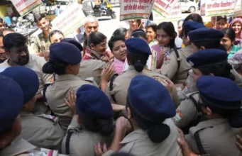 देहरादून में निजी स्कूल फीस पर बवाल: महिला कांग्रेस ने शिक्षा मंत्री आवास घेरा, पुलिस से झड़प