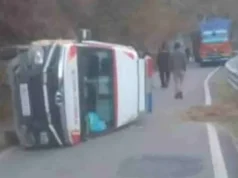 चमोली में एंबुलेंस दुर्घटनाग्रस्त, गनीमत रही कोई घायल नहीं