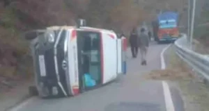 चमोली में एंबुलेंस दुर्घटनाग्रस्त, गनीमत रही कोई घायल नहीं