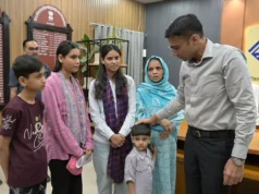 1 बेटी खो चुकी, 1 नन्ही नातिन व 3 अविवाहित बेटियों की असहाय विधवा माता क्षमा का डीएम ने करवाया बैंक ऋण माफ, बैंक से दिलाई नो ड्यूज एनओसी;