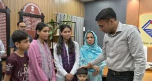 1 बेटी खो चुकी, 1 नन्ही नातिन व 3 अविवाहित बेटियों की असहाय विधवा माता क्षमा का डीएम ने करवाया बैंक ऋण माफ, बैंक से दिलाई नो ड्यूज एनओसी;