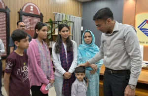 1 बेटी खो चुकी, 1 नन्ही नातिन व 3 अविवाहित बेटियों की असहाय विधवा माता क्षमा का डीएम ने करवाया बैंक ऋण माफ, बैंक से दिलाई नो ड्यूज एनओसी;