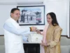 CM धामी से हेमा मालिनी की शिष्टाचार भेंट, ‘हाउस ऑफ हिमालयाज़’ उत्पाद भेंट
