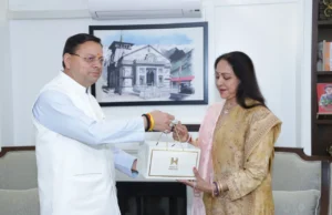 CM धामी से हेमा मालिनी की शिष्टाचार भेंट, ‘हाउस ऑफ हिमालयाज़’ उत्पाद भेंट