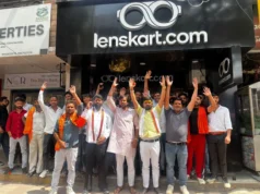 लेंसकार्ट विवाद: दून में बजरंग दल का हंगामा, कर्मचारियों को तिलक-कलावा पहनाया, 2 दिन में माफी की चेतावनी