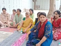 राष्ट्रपति निकेतन गेट के सामने शराब की दुकान का विरोध, सड़क पर उतरी स्थानीय महिलाएं, कांग्रेस ने दिया समर्थन