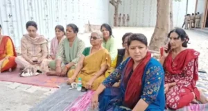 राष्ट्रपति निकेतन गेट के सामने शराब की दुकान का विरोध, सड़क पर उतरी स्थानीय महिलाएं, कांग्रेस ने दिया समर्थन