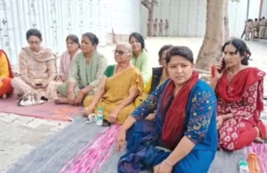 राष्ट्रपति निकेतन गेट के सामने शराब की दुकान का विरोध, सड़क पर उतरी स्थानीय महिलाएं, कांग्रेस ने दिया समर्थन