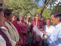 नैनीताल में शराब की दुकान पर बवाल: महिलाओं का उग्र विरोध, आत्मदाह की चेतावनी