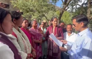 नैनीताल में शराब की दुकान पर बवाल: महिलाओं का उग्र विरोध, आत्मदाह की चेतावनी