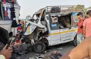 लखीमपुर खीरी सड़क हादसा: मजदूरों से भरी मैजिक को ट्रक ने मारी टक्कर, 9 की मौत