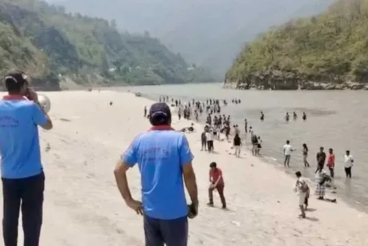 अलकनंदा किनारे ‘गोवा बीच’ बना चारधाम यात्रियों की पहली पसंद, प्रशासन ने जारी किया अलर्ट